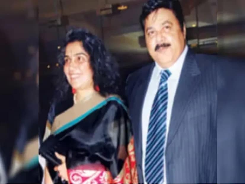 ফারুক শেখ এবং দীপ্তি নাভাল অভিনীত 'সাথ সাথ' ছবির সেটে সতীশ আবারও মধুকে প্রেমের প্রস্তাব দেন, কিন্তু মধু আবার তাঁকে প্রত্যাখ্যান করেন। হাল ছেড়ে না দিয়ে সতীশ তৃতীয়বারের মতো প্রেমের প্রস্তাব দেন। এবার মধু তাঁকে নিজের বাবা-মায়ের সঙ্গে দেখা করতে বলেন। গুরুজনের অনুমতি অর্জন করার পর সতীশ এবং মধুর বাগদান সম্পন্ন হয় এবং আট মাস পর ১৯৮২ সালে তাঁরা বিয়ে করেন।