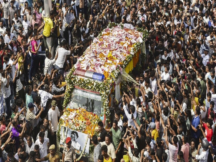গায়কের মৃত্যুর কারণ নিয়ে ধোঁয়াশা এখনও কাটেনি। সিঙ্গাপুরে হওয়া প্রথম ময়নাতদন্তের রিপোর্ট জানিয়েছিল, জলে ডুবে মৃত্যু হয়েছে গায়কের। কিন্তু কোথায় যেন হিসেব মিলছিল না, ধন্দ রয়ে যাচ্ছিল। তাই ফের ময়নাতদন্তের নির্দেশ দেয় অসম সরকার। তার পরেই তাঁর শেষকৃত্য হয়। মঙ্গলবার সকাল দশটায় সোনাপুরে কামারকুচিতে হয় শেষকৃত্য।