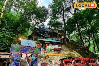 দীপাবলির রাতে সেবকেশ্বরী মন্দিরে হাজারো ভক্তের ঢল, মা কালীর আরাধনায় মেতে ওঠে পাহাড়