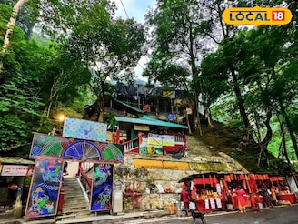 দীপাবলির রাতে সেবকেশ্বরী মন্দিরে হাজারো ভক্তের ঢল, মা কালীর আরাধনায় মেতে ওঠে পাহাড়