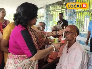 প্রবীণ নাগরিকরা ফোঁটা নিচ্ছেন