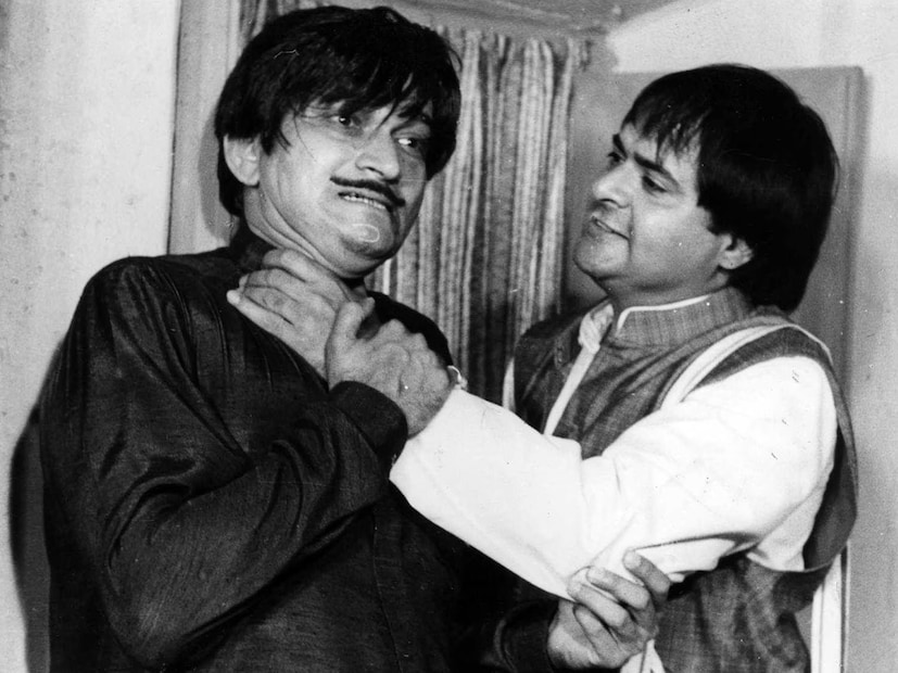 শাফি ইনামদার তাঁর থিয়েটার কেরিয়ার শুরু করেছিলেন গুজরাতি এবং মরাঠি মঞ্চে, যেখানে তিনি ৩০টিরও বেশি একক নাটক রচনা এবং পরিচালনা করেছিলেন। এই অভিনয়গুলি তাকে তাঁর নৈপুণ্যকে আরও উন্নত করতে এবং বিভিন্ন ধরনের চরিত্র অন্বেষণ করতে সাহায্য করেছিল।নাট্যজীবনে শফি ইনামদার ইন্ডিয়ান ন্যাশনাল থিয়েটার এবং ইন্ডিয়ান পিপলস থিয়েটার অ্যাসোসিয়েশনের (আইপিটিএ) মতো সম্মানিত প্রতিষ্ঠানের সঙ্গেও সহযোগিতা করেছিলেন। আইপিটিএ-তে কাটানো সময়কাল তাঁর সামাজিক ও সৃজনশীল দৃষ্টিভঙ্গিকে প্রসারিত করেছিল, কারণ এই দলটি শিল্পের মাধ্যমে সামাজিক সচেতনতা তুলে ধরার জন্য পরিচিত ছিল। 