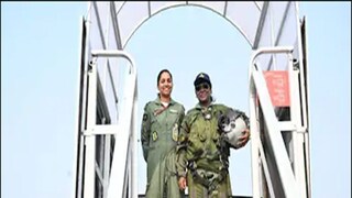 স্কোয়াড্রন লিডার শিভাঙ্গি সিং-এর সঙ্গে রাষ্ট্রপতি দ্রৌপদী মুর্মু৷