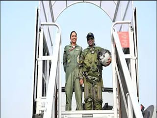 স্কোয়াড্রন লিডার শিভাঙ্গি সিং-এর সঙ্গে রাষ্ট্রপতি দ্রৌপদী মুর্মু৷ স্কোয়াড্রন লিডার শিভাঙ্গি সিং-এর সঙ্গে রাষ্ট্রপতি দ্রৌপদী মুর্মু৷