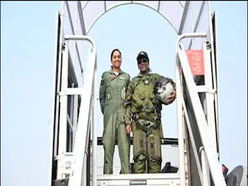 স্কোয়াড্রন লিডার শিভাঙ্গি সিং-এর সঙ্গে রাষ্ট্রপতি দ্রৌপদী মুর্মু৷ স্কোয়াড্রন লিডার শিভাঙ্গি সিং-এর সঙ্গে রাষ্ট্রপতি দ্রৌপদী মুর্মু৷