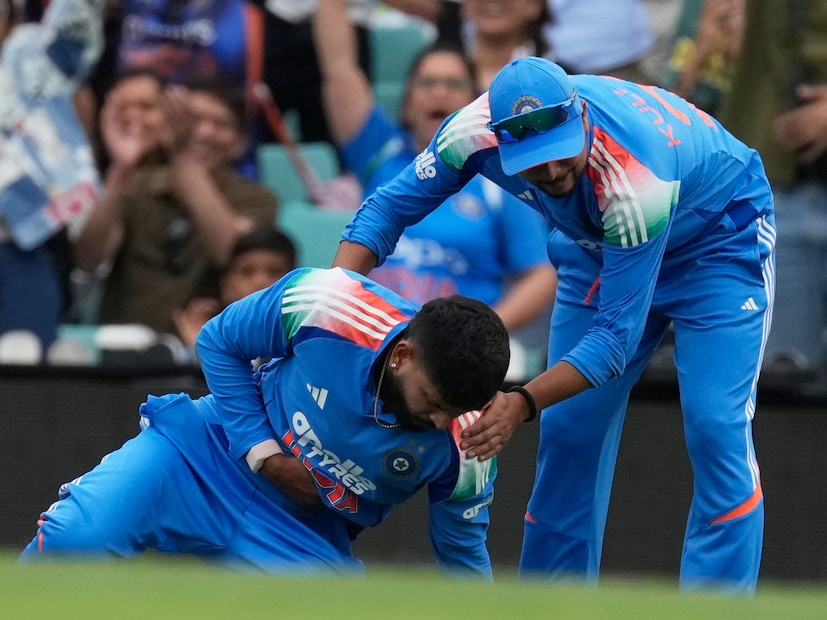 অস্ট্রেলিয়ার বিপক্ষে পাঁচ ম্যাচের টি-টোয়েন্টি সিরিজে ভারতের দলে ওয়ানডে সিরিজের তুলনায় কী পরিবর্তন হয়েছে, তার বিস্তারিত তুলে ধরা হল। বাদ পড়েছেন: শ্রেয়স আইয়ার, কে.এল. রাহুল ও মহাম্মদ সিরাজ — যারা তিনটি ওয়ানডে ম্যাচই খেলেছিলেন। তারা টি-টোয়েন্টি দলে নেই। 