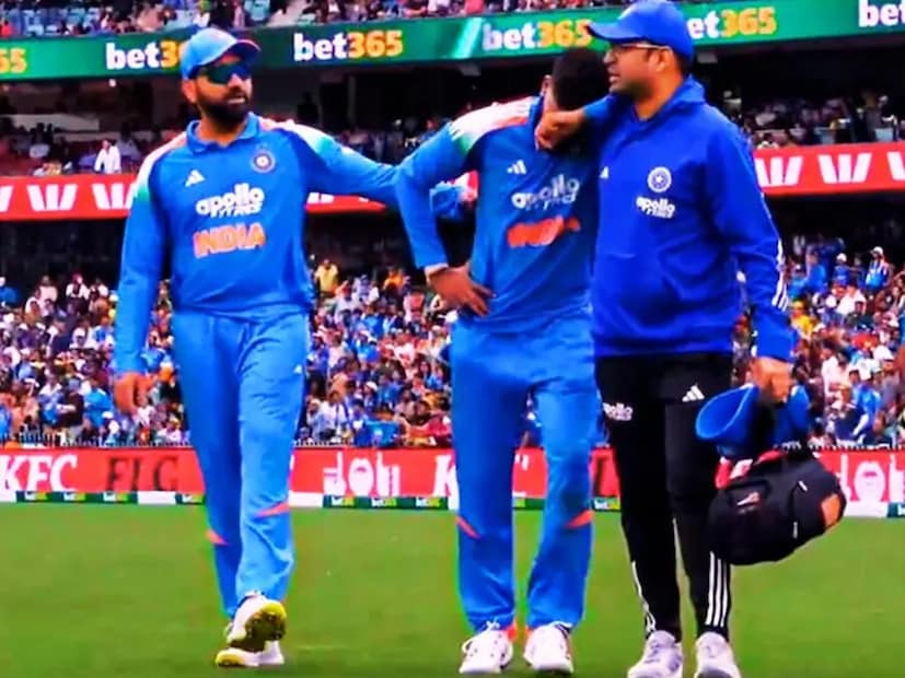 এদিকে শ্রেয়সের মা-বাবা সিডনিতে ছেলের কাছে যেতে চাইছেন বলে জানা গিয়েছে। বিসিসিআই তাঁদের ভ্রমণের জন্য সাহায্য করছে বলে দাবি করা হয়েছে রিপোর্টে। তৃতীয় ওয়ানডে অ্যালেক্স ক্যারিকে ব্যাকওয়ার্ড পয়েন্ট থেকে পিছনে ছুটে দুর্দান্ত ক্যাচ নিয়েছিলেন। সেই সময় বাঁ পাঁজরে আঘাত পান তারকা ক্রিকেটার। মাটিতে আছড়ে পড়েই বেদনায় কাতরাতে শুরু করেন শ্রেয়স। (Photo: X)