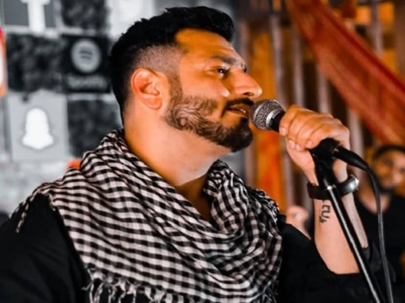 ঋষভ ট্যান্ডন কে ছিলেন? ঋষভ ট্যান্ডন, যিনি ফকির নামেও পরিচিত, তাঁর শান্ত স্বভাব এবং বিনয়ী স্বভাবের জন্য সুপরিচিত ছিলেন বিনোদন জগতে। তিনি কেবল একজন মেধাবী অভিনেতাই ছিলেন না, একজন প্রতিভাবান গায়ক এবং সুরকারও ছিলেন। তিনি গায়ক হিসেবে তাঁর কর্মজীবন শুরু করেছিলেন এবং ধীরে ধীরে অভিনয়ের দিকে ঝুঁকে পড়েন। সঙ্গীতের প্রতি তাঁর আগ্রহ সকলকে অনুপ্রাণিত করেছিল। তিনি প্রায়শই বলতেন যে সঙ্গীতই তাঁর জীবনের প্রাণ। তাঁর কণ্ঠে ছিল এমন এক মধুরতা যা হৃদয় ছুঁয়ে যায়। 