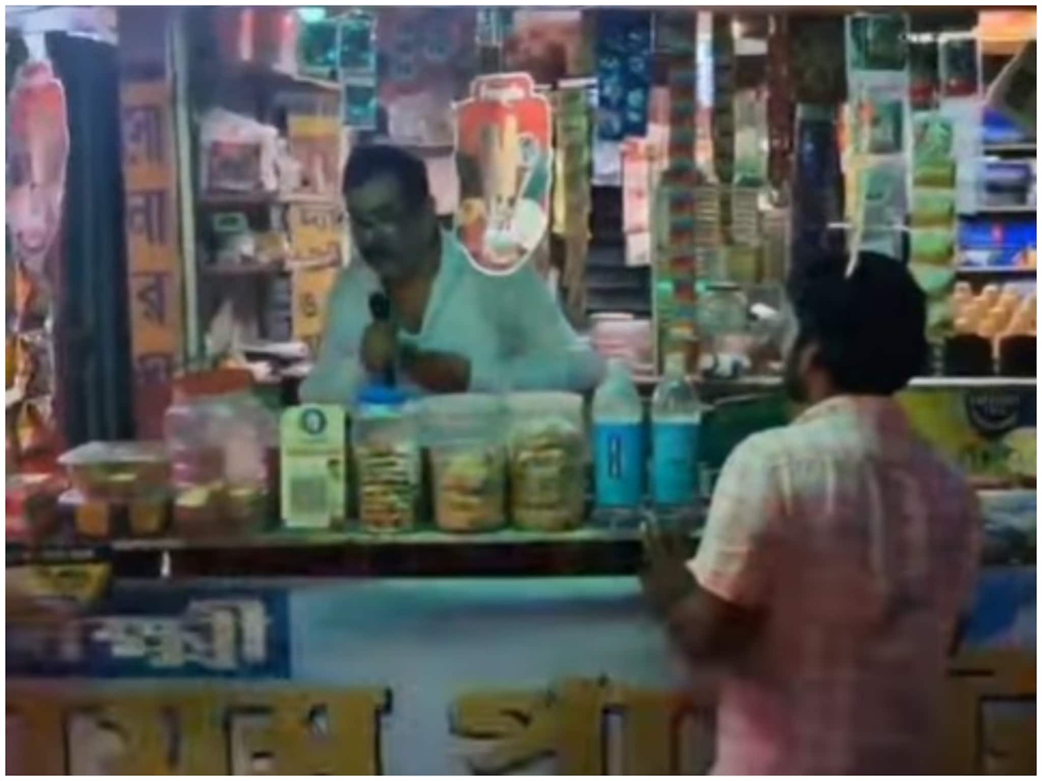 ক্রেতাদের মন জয় করতে দোকানেই গান! চা ওয়ালার ভাইরাল ভিডিও