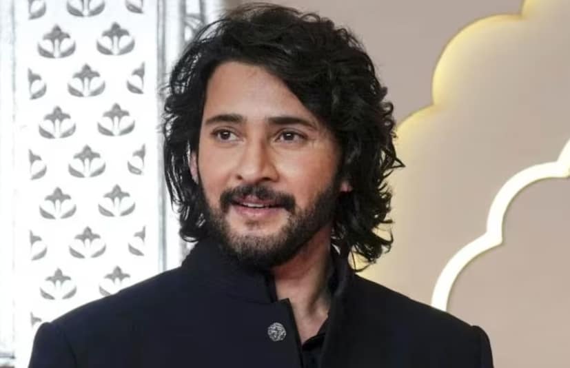 বাহুবলী দিয়ে তেলুগু সিনেমাকে ভারতের শীর্ষে দাঁড় করিয়েছিলেন জাক্কান্না। RRR দিয়ে যা আন্তর্জাতিক স্তরে নিয়ে গিয়েছিলেন। এখন তিনি মহেশ বাবুর সঙ্গে একটি প্যান-ওয়ার্ল্ড ছবি করছেন। একটি নয়, দুটি নয়.. যদি এই ছবিটি একসঙ্গে ১২০টি দেশে মুক্তি পায়, তাহলে ছবিটি কোন পরিসরে থাকবে তা ভাবলেই রোমাঞ্চ জাগে। SSMB29 নামের এই সিনেমাটির জন্য কেবল টলিউড ভক্তরাই অপেক্ষা করছেন না, বরং সারা ভারতের ভক্তরাও অপেক্ষা করছেন। যদিও ছবির এমন নাম কেন, তা নিয়ে খটকা থেকেই যাচ্ছে। 