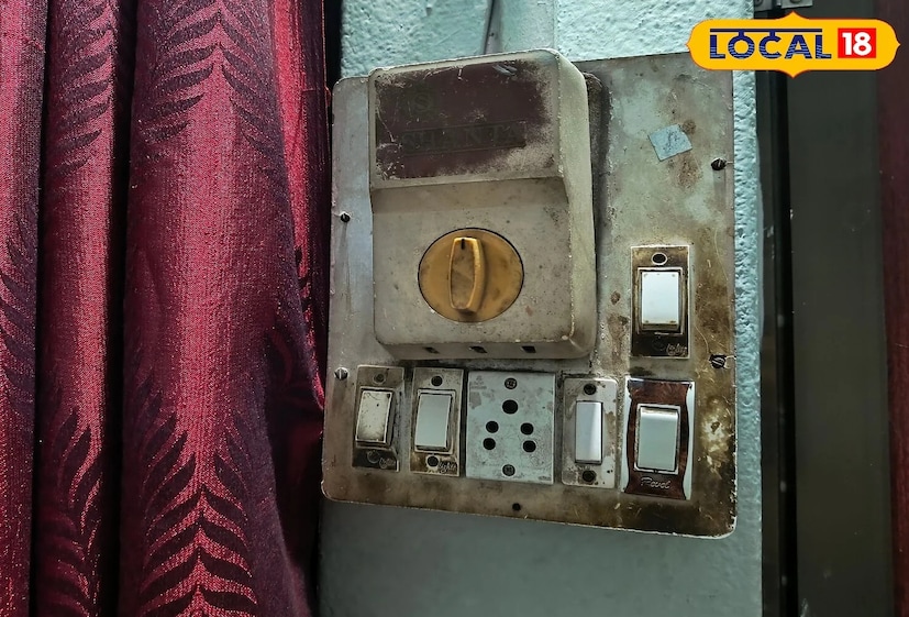 সুইচবোর্ডে অল্প পরিমাণে টুথপেস্ট লাগাতে হবে, আলতো করে ঘষতে হবে ব্রাশ দিয়ে এবং শুকনো কাপড় দিয়ে পরিষ্কার করে নিতে হবে। মাত্র কয়েক মিনিটের মধ্যেই সুইচবোর্ডটি একেবারে নতুনের মতো দেখাবে। লেবুর রস এবং লবণের মিশ্রণও একটি শক্তিশালী প্রাকৃতিক ক্লিনার। লেবু মাঝখান থেকে দুই টুকরোয় কেটে নিতে হবে। এবার অর্ধেক লেবুর উপর কিছু লবণ ছিটিয়ে সুইচবোর্ডটি আলতো করে ঘষতে হবে। লেবুর অম্লভাব এবং লবণের খরখরে দানা সঙ্গে সঙ্গে ময়লা তুলে ফেলবে। পরিষ্কার করার আগে সুইচগুলো বন্ধ করে রাখতে হবে।
