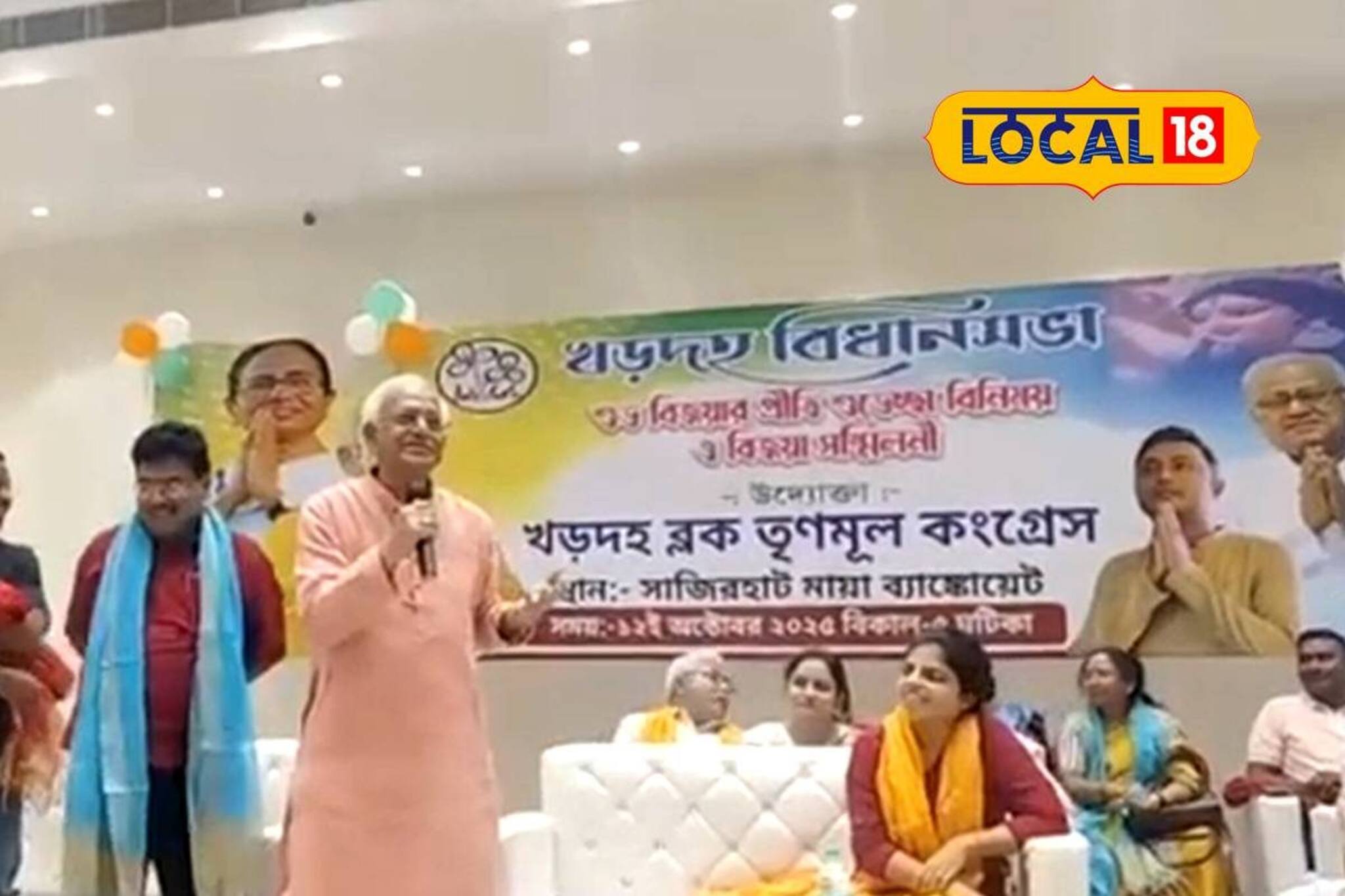 মাইক হাতে গান রাজ্যের মন্ত্রীর! বিজয়া সম্মিলনীতে গায়কের ভূমিকায় তৃণমূল নেতা