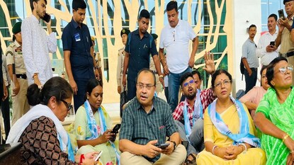 আগরতলা বিমানবন্দরের বাইরে বসে বিক্ষোভ তৃণমূলের প্রতিনিধি দলের সদস্যদের৷ আগরতলা বিমানবন্দরের বাইরে বসে বিক্ষোভ তৃণমূলের প্রতিনিধি দলের সদস্যদের৷