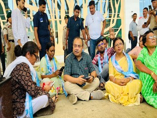 আগরতলা বিমানবন্দরের বাইরে বসে বিক্ষোভ তৃণমূলের প্রতিনিধি দলের সদস্যদের৷ 