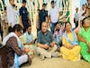 আগরতলা পৌঁছেই পুলিশ-তৃণমূল তুমুল বচসা! বিমানবন্দরেই বাইরে বসে পড়লেন কুণাল-সায়নীরা
