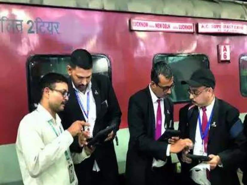 একটি ভিডিওতে দেখা গিয়েছে, TTE তাদের বৈধ টিকিট দেখাতে অনুরোধ করেন, কিন্তু মহিলা দাবি করেন যে টিটিই তাকে হয়রানি করছেন ভিডিও রেকর্ডিং করে। ওই মহিলা আরও দাবি করেন তার ভাই ট্রেন চালক (loco pilot)। Representative Image