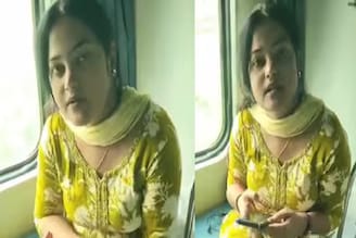 'দেখি ম্যাডাম টিকিটটা?' TTE কাছে আসতেই কানে ফোন নিয়ে এড়িয়ে যান মহিলা...তার পর যা হল! 