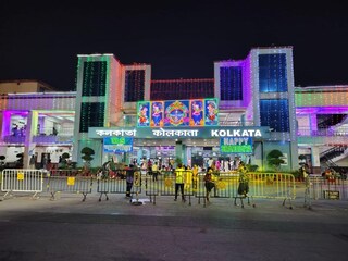 * স্টেশন না পুজো মন্ডপ, বোঝাই অসম্ভব