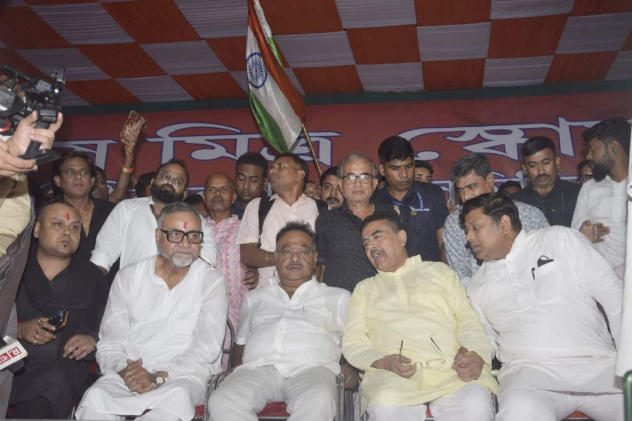সন্তোষ মিত্র স্কোয়ারের পুজোর বিসর্জনে বিজেপির পতাকা ছিল না, কিন্তু আবহ ছিল পুরো রাজনৈতিক