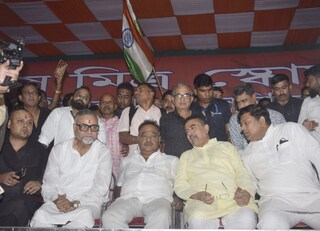 সন্তোষ মিত্র স্কয়ারের পুজোর বিসর্জনে বিজেপির পতাকা ছিল না, কিন্তু আবহ ছিল পুরো রাজনৈতিক।