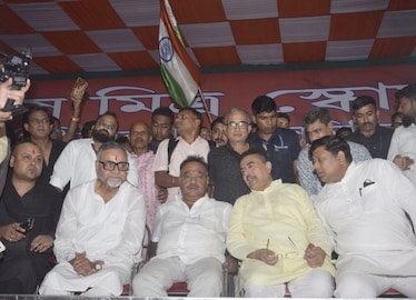 সন্তোষ মিত্র স্কয়ারের পুজোর বিসর্জনে বিজেপির পতাকা ছিল না, কিন্তু আবহ ছিল পুরো রাজনৈতিক।