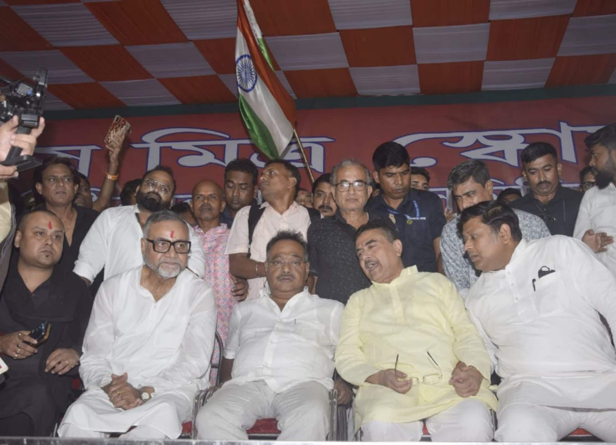 সন্তোষ মিত্র স্কোয়ারের পুজোর বিসর্জনে বিজেপির পতাকা ছিল না, কিন্তু আবহ ছিল পুরো রাজনৈতিক