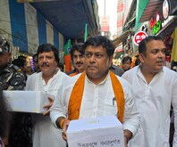 উত্তরবঙ্গের বন্যার্তদের জন্য সুকান্ত মজুমদারের ত্রাণ সংগ্রহে শুরু রাজনৈতিক তরজা!