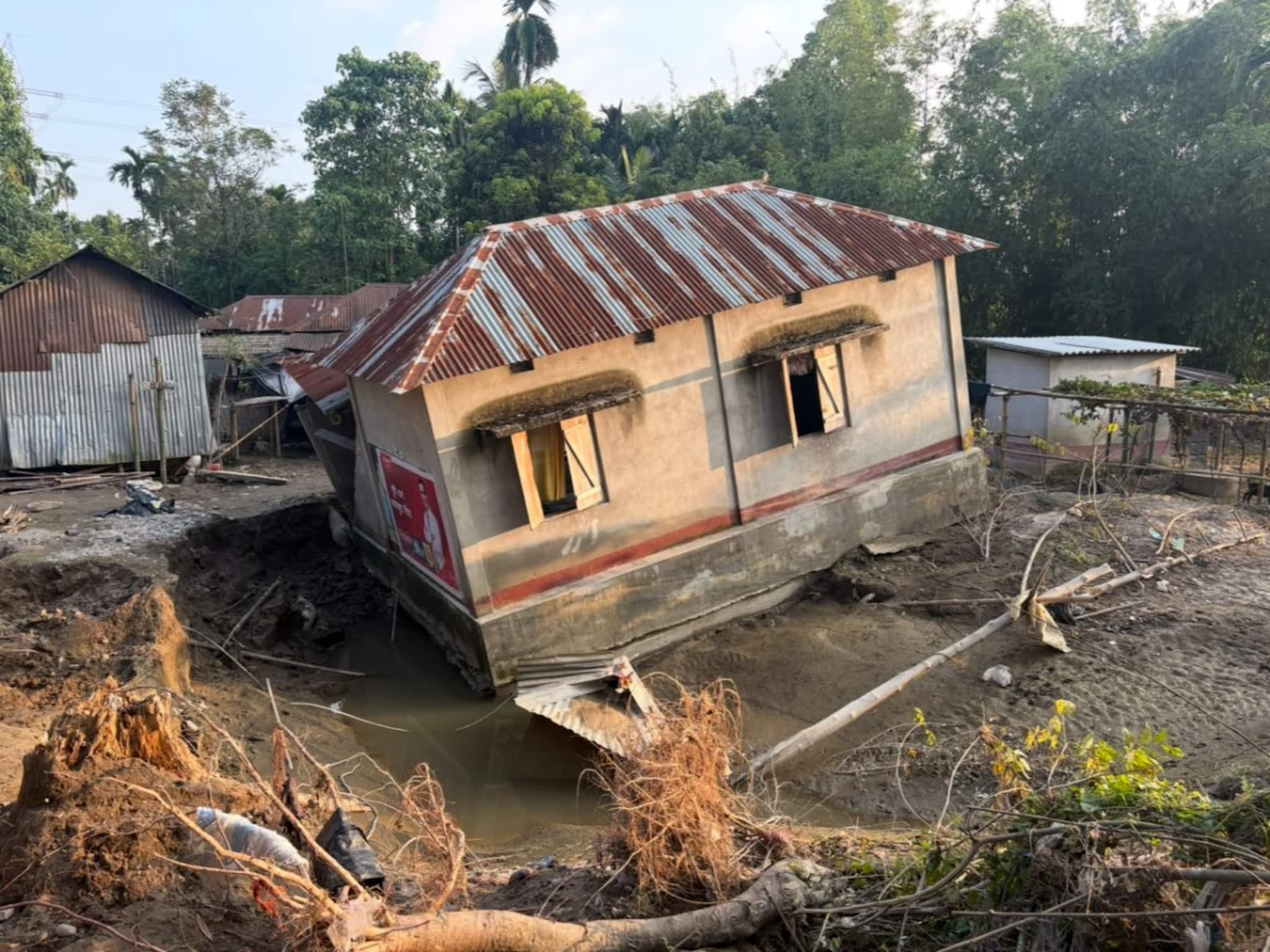 House Lost: এক রাতের মধ্যেই সাধের বাড়ির এই হাল! দেখেই মাথায় হাত বারুই দম্পতির