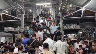 বর্ধমান রেল স্টেশনে পদপৃষ্ঠ হলেন যাত্রীরা! কিভাবে ঘটলো এমন ঘটনা!