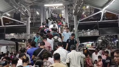 বর্ধমান রেল স্টেশনে পদপৃষ্ঠ হলেন যাত্রীরা! কিভাবে ঘটলো এমন ঘটনা!