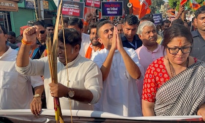 নাগরাকাটায় হামলার ঘটনার প্রতিবাদে তীর ধনুক হাতে পথে বিজেপি নেতৃত্ব