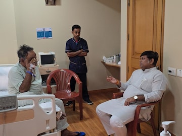 হাসপাতালে শমীক ভট্টাচার্যকে দেখতে গেলেন সুকান্ত মজুমদার ।