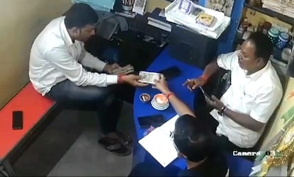 বিধায়কের উপস্থিতিতে টাকা ভাগ করছেন নেতারা! কী বলছে তৃণমূল নেতৃত্ব?