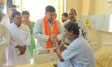 জলপাইগুড়িতে আক্রান্ত হয়েছিলেন খগেন মুর্মু! অসুস্থ সাংসদকে দেখতে হাসপাতালে সুকান্ত মজুমদার