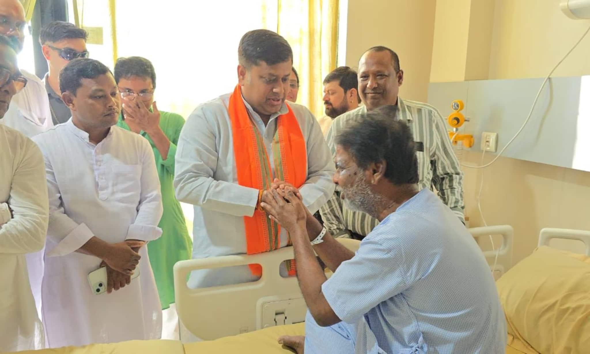 জলপাইগুড়িতে আক্রান্ত হয়েছিলেন খগেন মুর্মু! অসুস্থ সাংসদকে দেখতে হাসপাতালে সুকান্ত মজুমদার