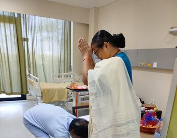 আক্রান্ত খগেন মুর্মুকে হাসপাতালেই ভাইফোঁটা দিলেন বিজেপি বিধায়ক! আক্রান্ত খগেন মুর্মুকে হাসপাতালেই ভাইফোঁটা দিলেন বিজেপি বিধায়ক!