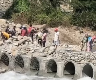 * শেষের পথে কাজ, শীঘ্রই পুনরায় যোগাযোগ চালু হবে দুধিয়া-মিরিকের