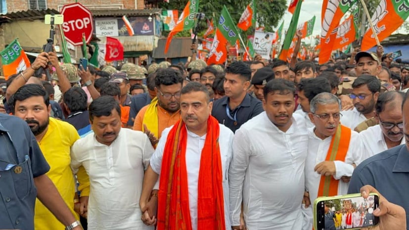 রবিবার সন্ধ্যায় ভবানীপুরের ৭৪ নম্বর ওয়ার্ড, অরফ্যানগঞ্জে উৎসব-পরবর্তী সম্মেলনে ছিলেন শুভেন্দু। সংগঠনের শক্তি বাড়াতে নেতা-কর্মীদের উদ্দেশে তাঁর স্পষ্ট কথা, ভয় না পেয়ে রাস্তায় নামতে হবে। প্রয়োজনে সব দায়িত্ব নেবেন তিনিই। শুভেন্দু বলেন, 