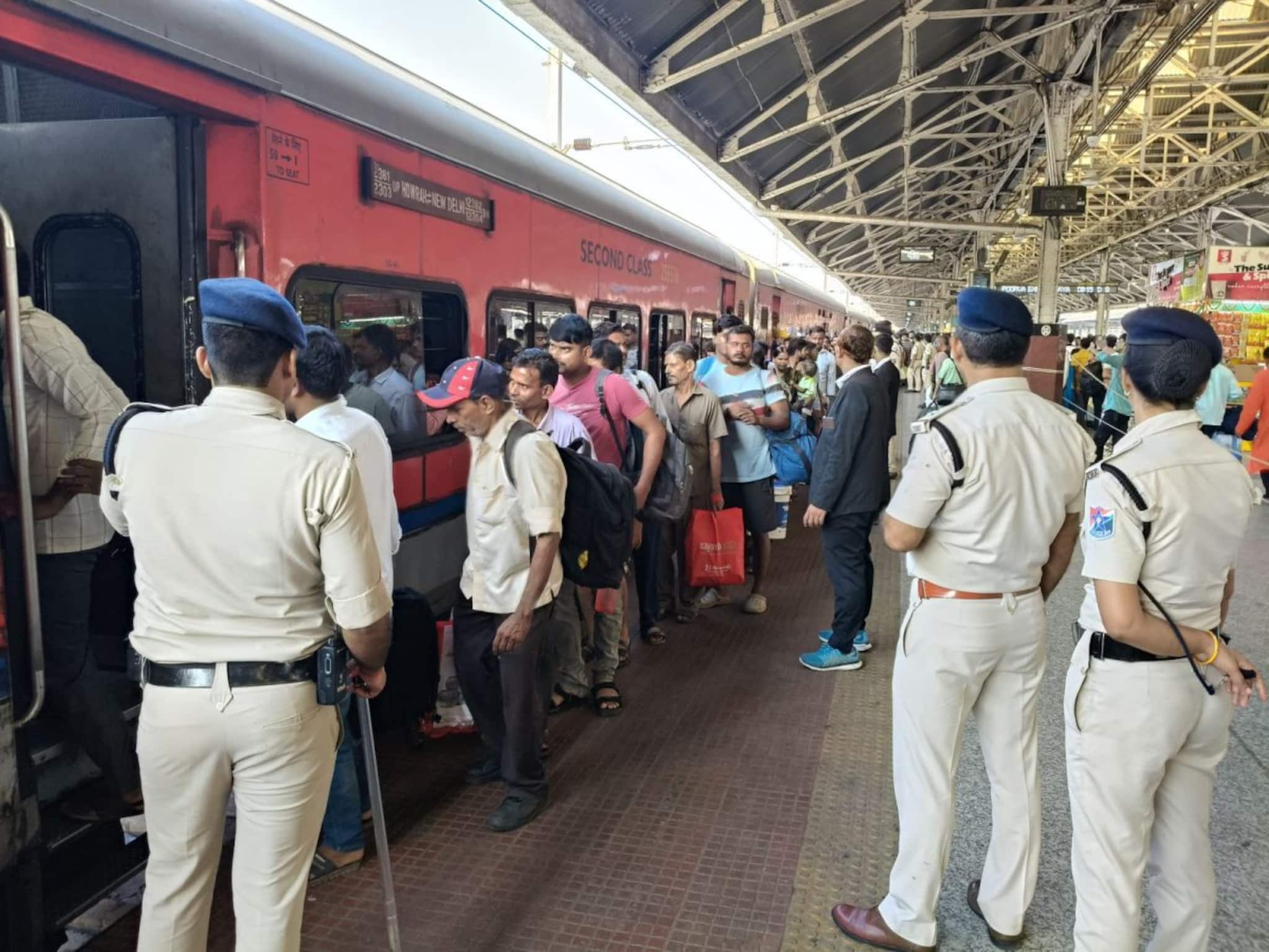 একদিকে পর্যটকদের ভিড়, অন্যদিকে ছট পুজোর ব্যস্ততা... যাত্রীসুবিধায় খামতি রাখছে না উত্তরপূর্ব রেল