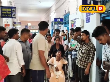আহতদের হাসপাতালে নিয়ে যাওয়া হয়