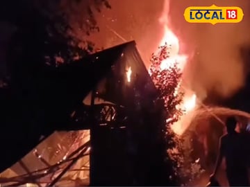 আগুনে ভস্মীভূত বাড়ি