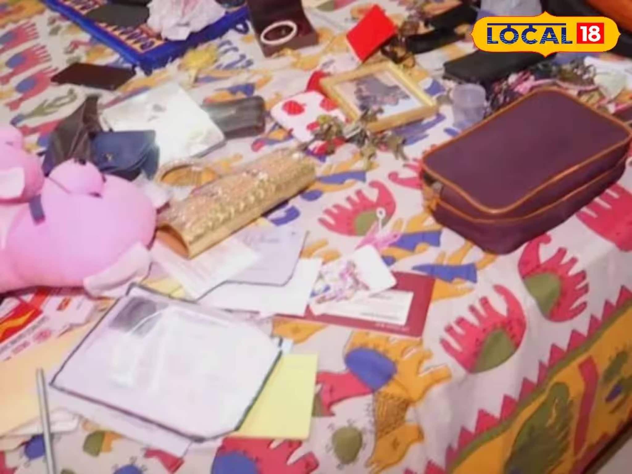 Purulia News: রেল শহরের রেল আবাসনে চোরের হানা! বাথরুমের জানলা ভেঙে ঘরে ঢুকে ১২ লক্ষের জিনিস নিয়ে চম্পট, মন্দির থেকে ফিরে মাথায় হাত গৃহকর্ত্রীর Purulia News: রেল শহরের রেল আবাসনে চোরের হানা! বাথরুমের জানলা ভেঙে ঘরে ঢুকে ১২ লক্ষের জিনিস নিয়ে চম্পট, মন্দির থেকে ফিরে মাথায় হাত গৃহকর্ত্রীর