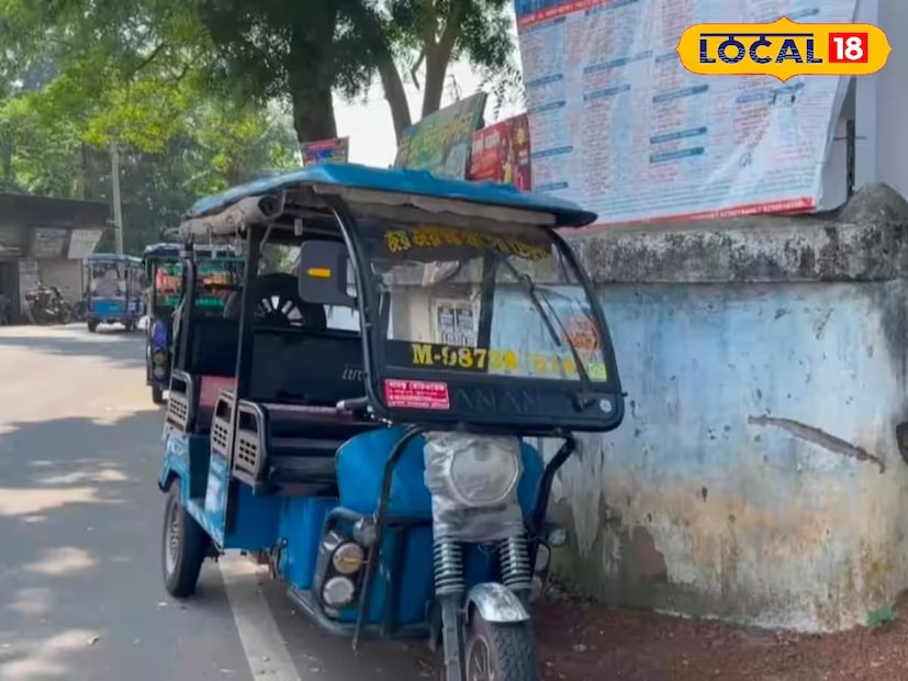 পশ্চিম মেদিনীপুর: টোটোর সংখ্যা নিয়ন্ত্রণে আনতে এবং যানবাহন আইন মেনে চলতে রেজিষ্ট্রেশন প্রক্রিয়া শুরু করা হয়েছে। এই প্রক্রিয়ার মাধ্যমে টোটোর সংখ্যা নিয়ন্ত্রণে আনা সম্ভব হবে এবং যাত্রীদের নিরাপত্তাও নিশ্চিত করা যাবে। রেজিষ্ট্রেশন প্রক্রিয়ায় টোটো মালিকদের প্রয়োজনীয় নথিপত্র জমা দিতে হবে এবং নির্দিষ্ট নিয়মাবলী মেনে চলতে হবে। এর ফলে টোটো পরিষেবা আরও স্বচ্ছ ও নিয়ন্ত্রিত হবে।এছাড়াও, রেজিষ্ট্রেশন প্রক্রিয়া টোটো মালিকদের জন্য কিছু সুবিধাও নিয়ে আসবে, যেমন:আইনি স্বীকৃতি।যাত্রীদের আস্থা বৃদ্ধি।নিরাপত্তা ব্যবস্থার উন্নতি।