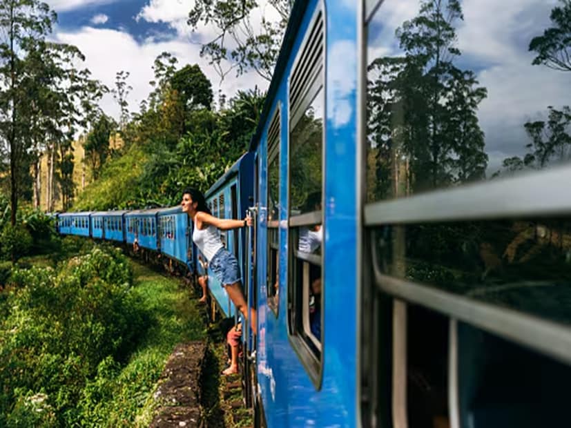 সোশ্যাল মিডিয়ায় পোস্টটি ভাইরাল: এই পোস্টটি দ্রুত রেডিটে ভাইরাল হয়ে যায়। এটি মানুষকে মনে করিয়ে দিয়েছে যে কখনও কখনও অপরিচিত ব্যক্তিরাই জীবনে সবচেয়ে মধুর স্মৃতি রেখে যায়। একজন ইউজার লিখেছেন, ‘‘এটি হাউ আই মেট ইওর মাদারেএর একটি সুন্দর পর্ব হতে পারত।’’ অন্য একজন কমেন্ট করেছেন, ‘‘আজকাল মানুষ তাদের ফোনে খুবই মগ্ন, এ এক সত্যিকারের মানবিক বিরল মুহূর্ত।’’ (Representative Image)