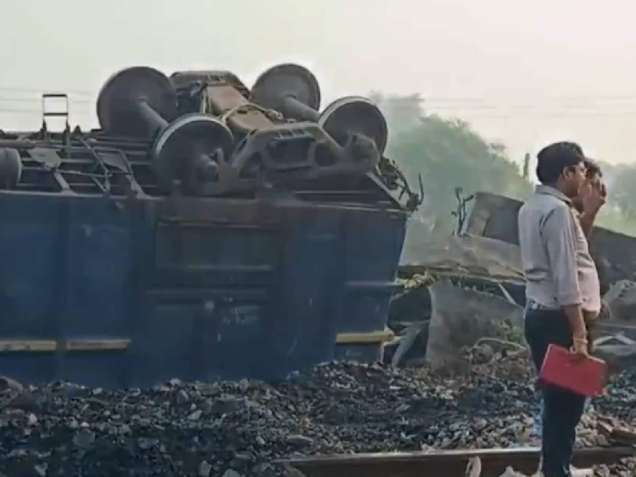 Train Accident: বড় ট্রেন দুর্ঘটনা! হঠাৎ কানফাটা শব্দ, লাইন থেকে ছিটকে দলা পাকিয়ে গেল ট্রেনের ১২টি কামরা