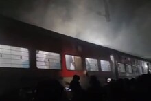 এক্সপ্রেস ট্রেনে ভয়াবহ দুর্ঘটনা! যাত্রী ভর্তি ট্রেনে দাউ দাউ করে আগুন, পুড়ে ছাই কামরা