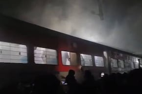 এক্সপ্রেস ট্রেনে ভয়াবহ দুর্ঘটনা! যাত্রী ভর্তি ট্রেনে দাউ দাউ করে আগুন, পুড়ে ছাই কামরা