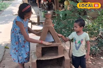 দুই খুদের হাতে ফিরল গ্রামবাংলার প্রাচীন ঐতিহ্য! এই 'দিওয়ালি ঘর' কী জানেন?