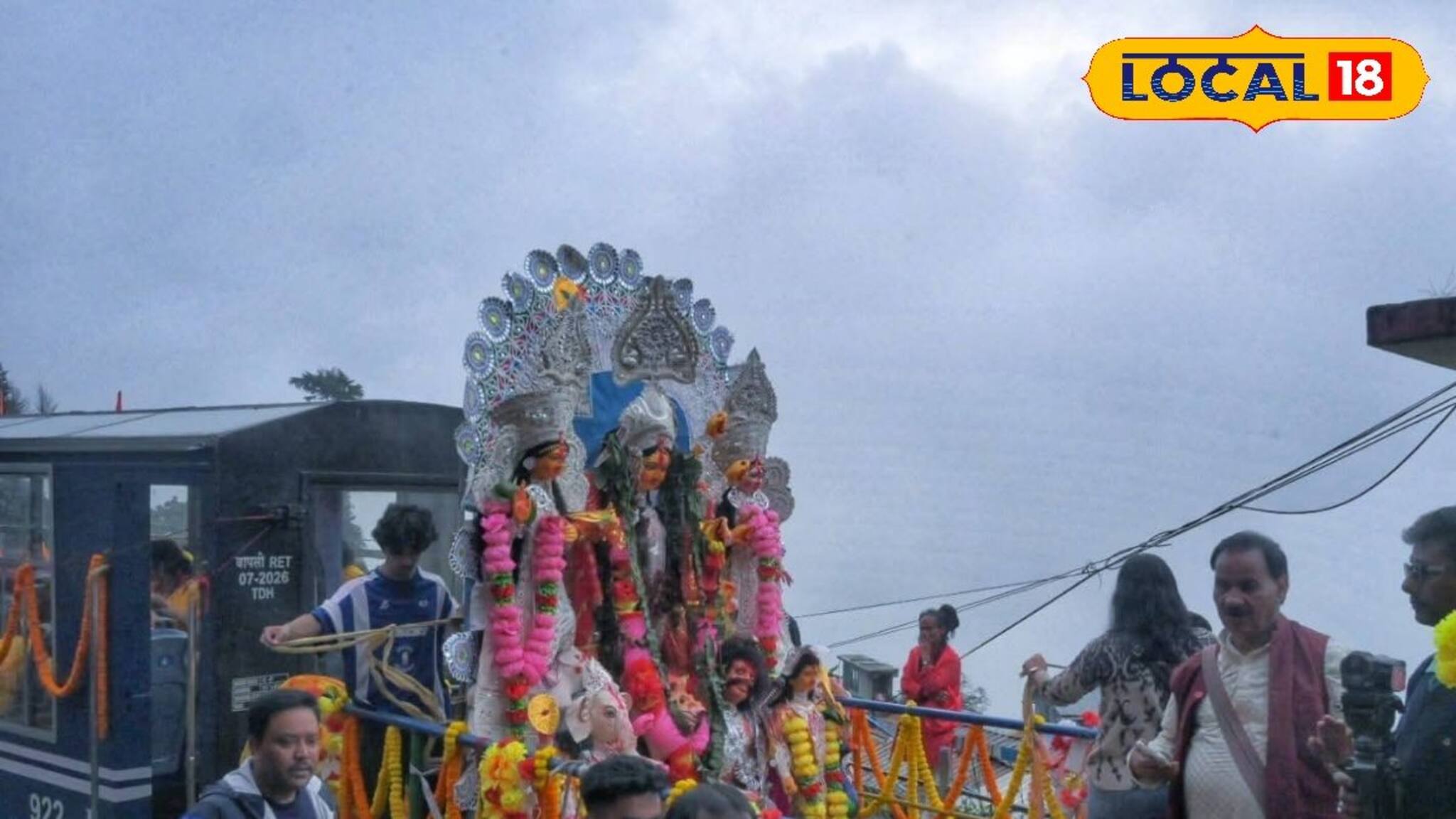 বিদায়বেলায় টয় ট্রেন চেপে পাহাড় ঘুরলেন মা! কৈলাসের পথে উমা, আবার এক বছরের অপেক্ষা শুরু