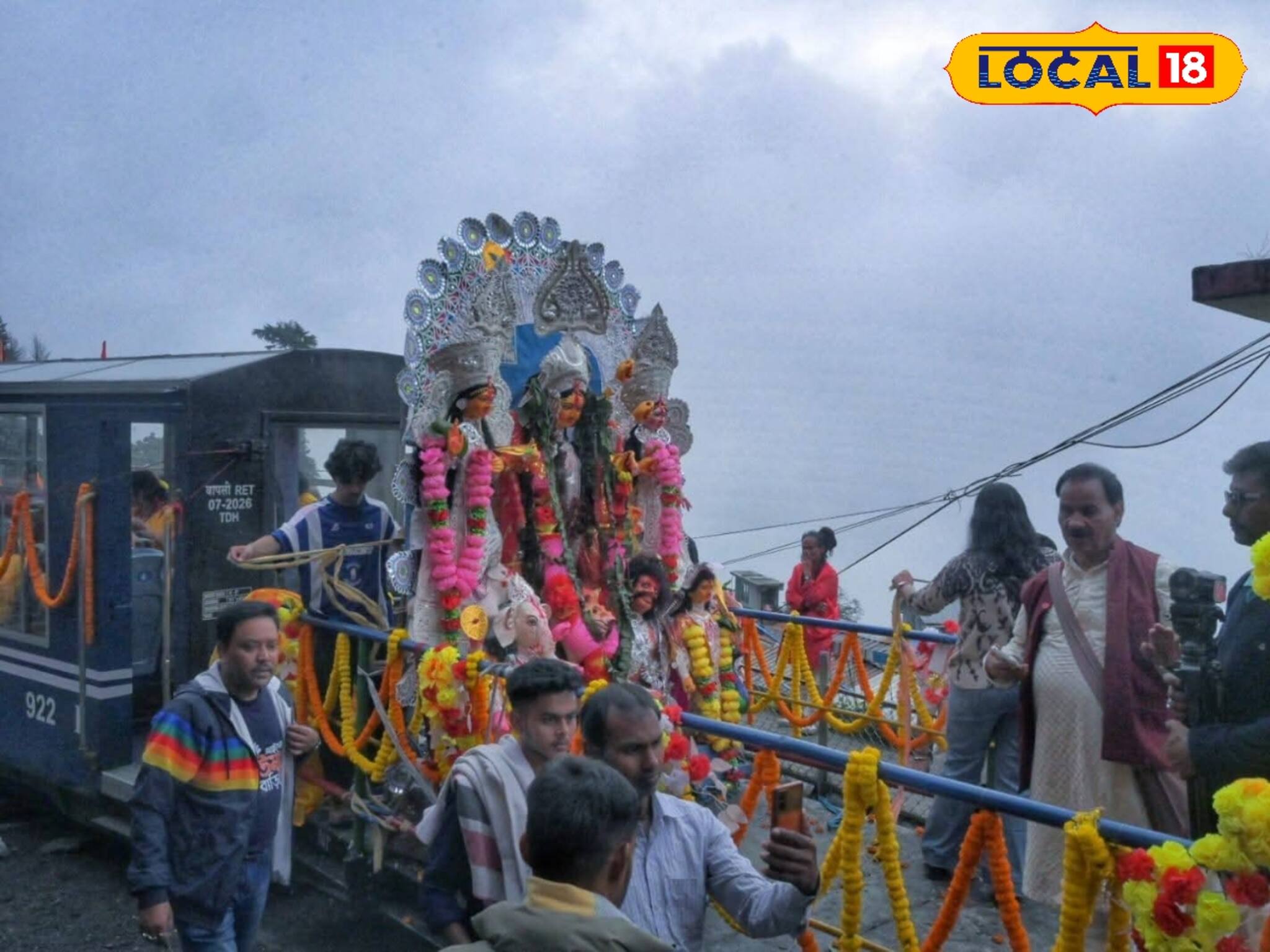 বিদায়বেলায় টয় ট্রেন চেপে পাহাড় ঘুরলেন মা! কৈলাসের পথে উমা, আবার এক বছরের অপেক্ষা শুরু